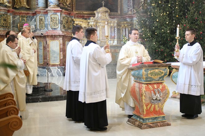 Biskup Mrzljak predvodio Božićno slavlje: “Božić je blagdan Božje ljubavi, nade i svjetla”